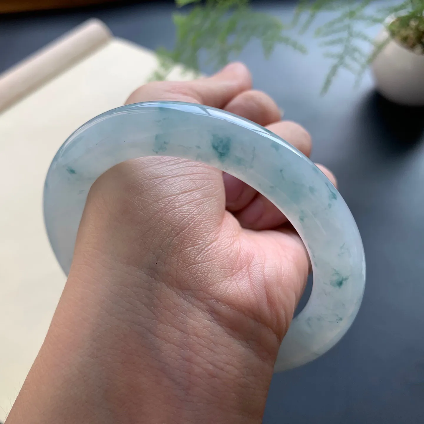 57.8圈口冰飘花圆条手镯 尺寸：57.8-11-10.6，无纹裂，水润饱满，花色灵动