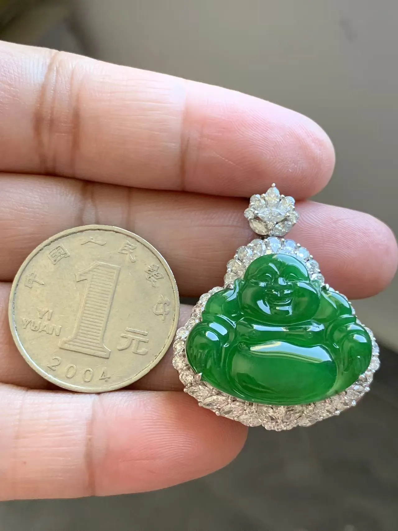 满绿佛公
裸石21.5*26*3.5 整体尺寸35.5*29.5*12
18k金钻石镶嵌