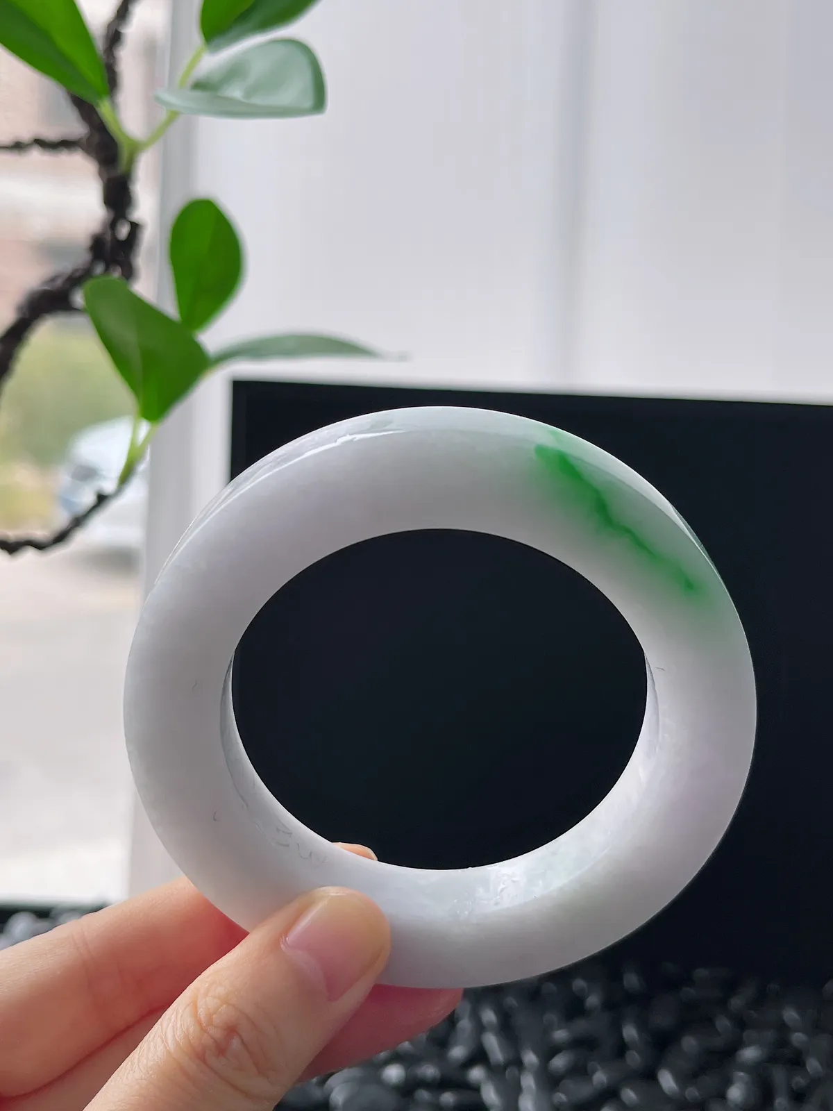 翡翠白底青镯饼，⭕️正圈最大做62，圆条最大做58；最小做54.3