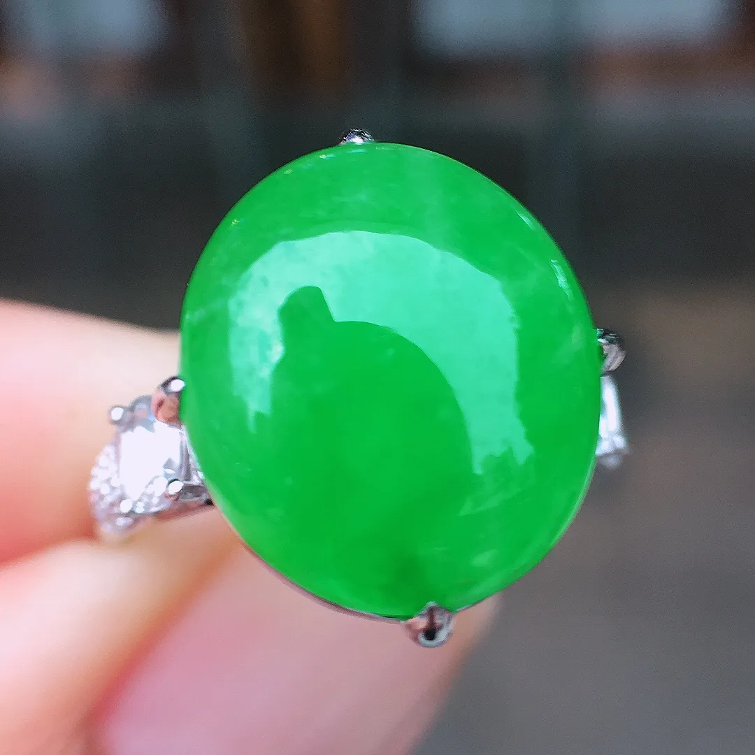 阳绿蛋面戒指，色泽均匀艳丽，玉质细腻，荧光感超
强，饱满圆润，简单大方，尽显优雅气质，18k
金豪华镶嵌