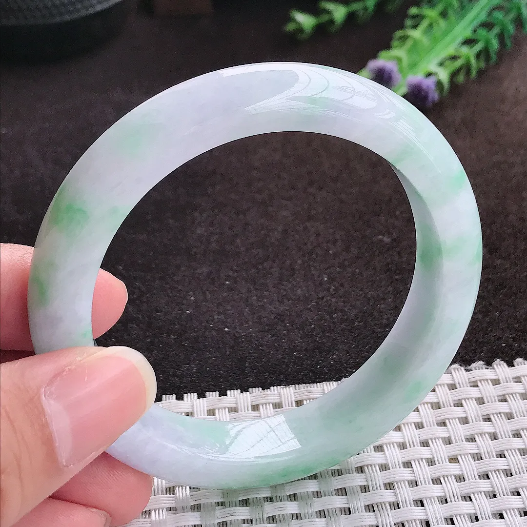 自然光55.5/12.5/9老坑精美冰润飘绿手镯宽边翡翠玉镯手环