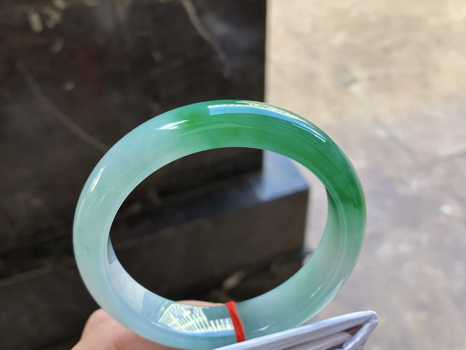 59-14-8.8

浓绿色手镯^_^颜色鲜艳 玉质温润