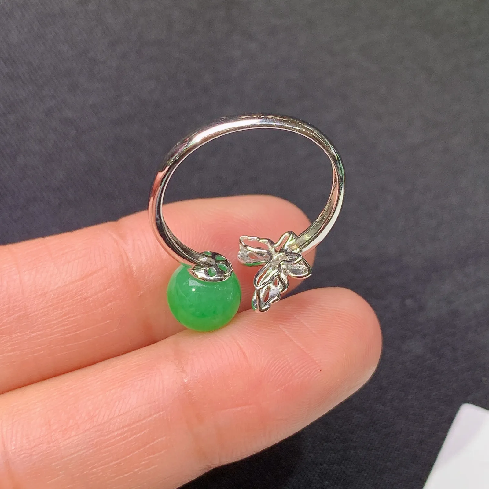 阳绿圆珠戒指，18k金镶嵌，简约时尚，冰润色阳，种水足，圈口14 直径7.6