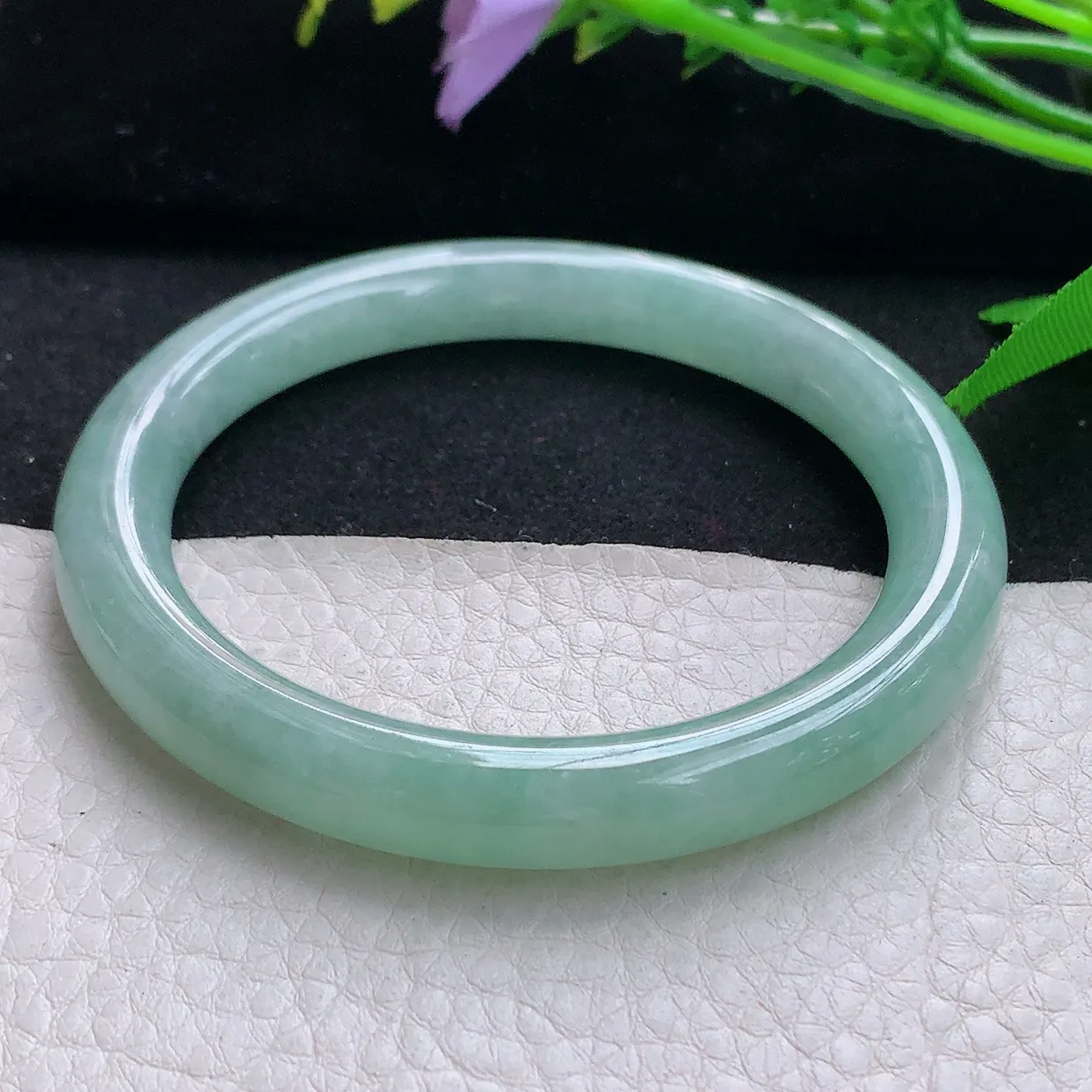 hy自然光57.5*8.7*8.9美人镯 天然缅甸翡翠浅绿水润圆条珠宝玉手镯