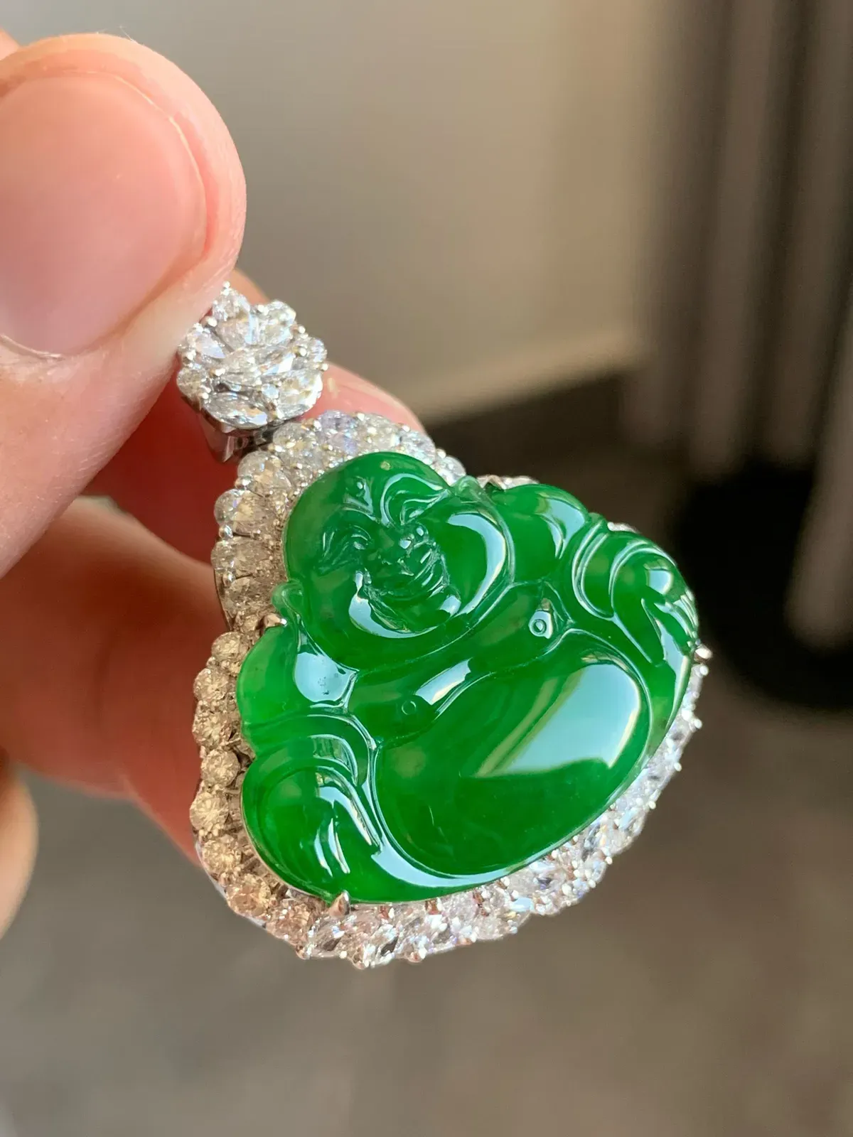 满绿佛公
裸石21.5*26*3.5 整体尺寸35.5*29.5*12
18k金钻石镶嵌