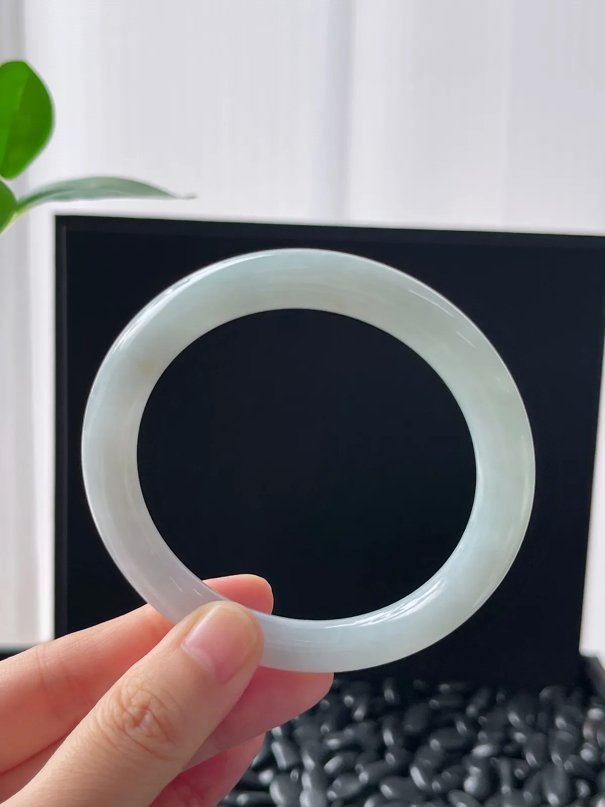 圆镯57.8圈口，翡翠糯化种淡蓝色手镯