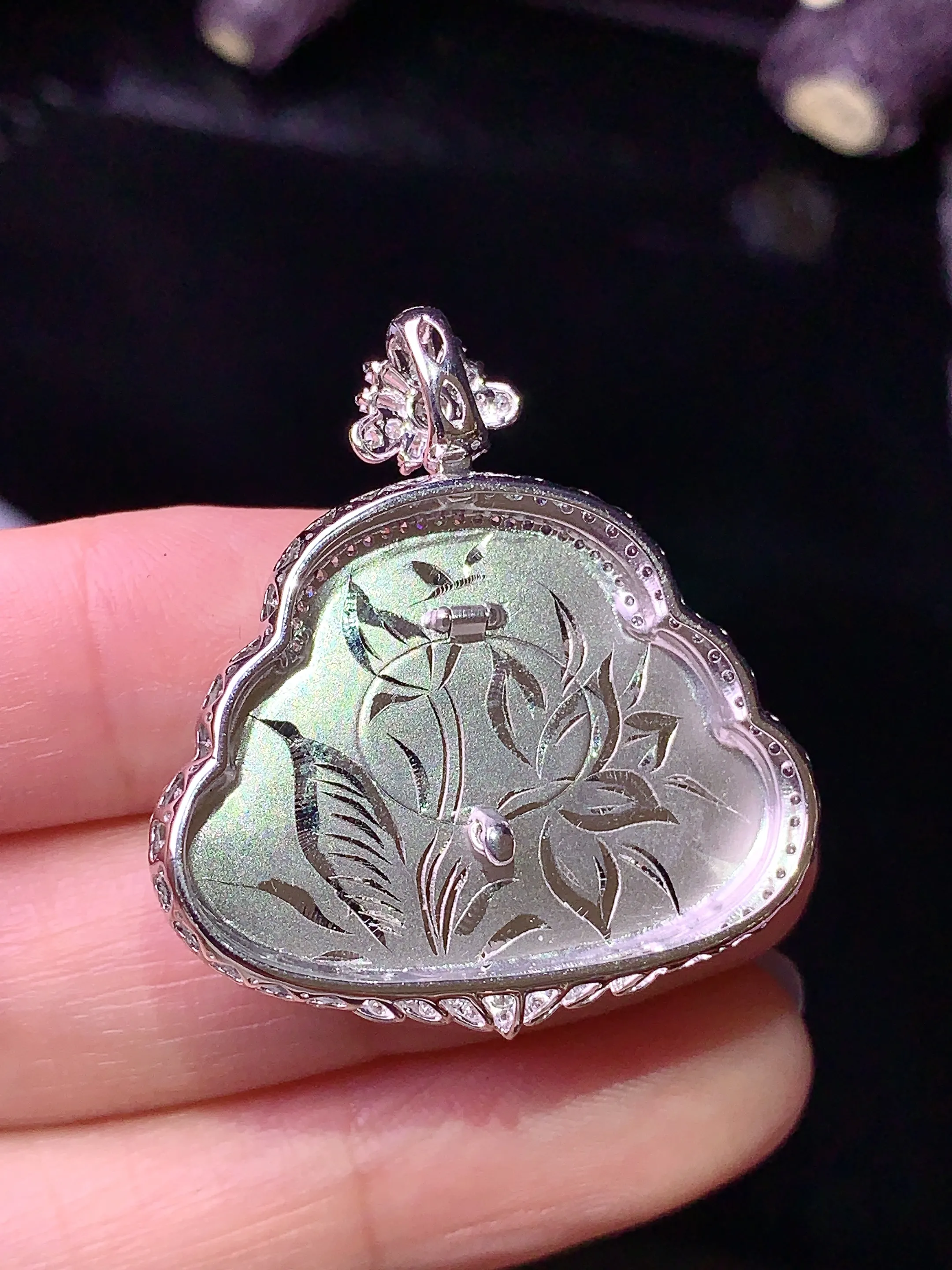 18k金钻镶嵌飘绿佛公吊坠 玉质细腻 水润亮眼 色泽艳丽 整体尺寸33.5*30.5*8.2