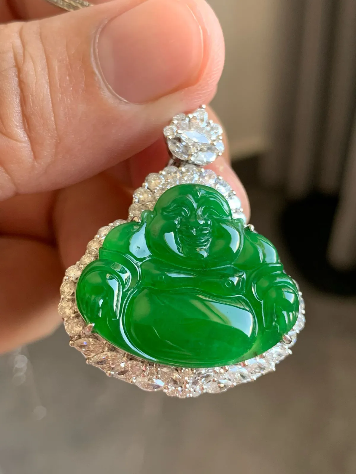 满绿佛公
裸石21.5*26*3.5 整体尺寸35.5*29.5*12
18k金钻石镶嵌