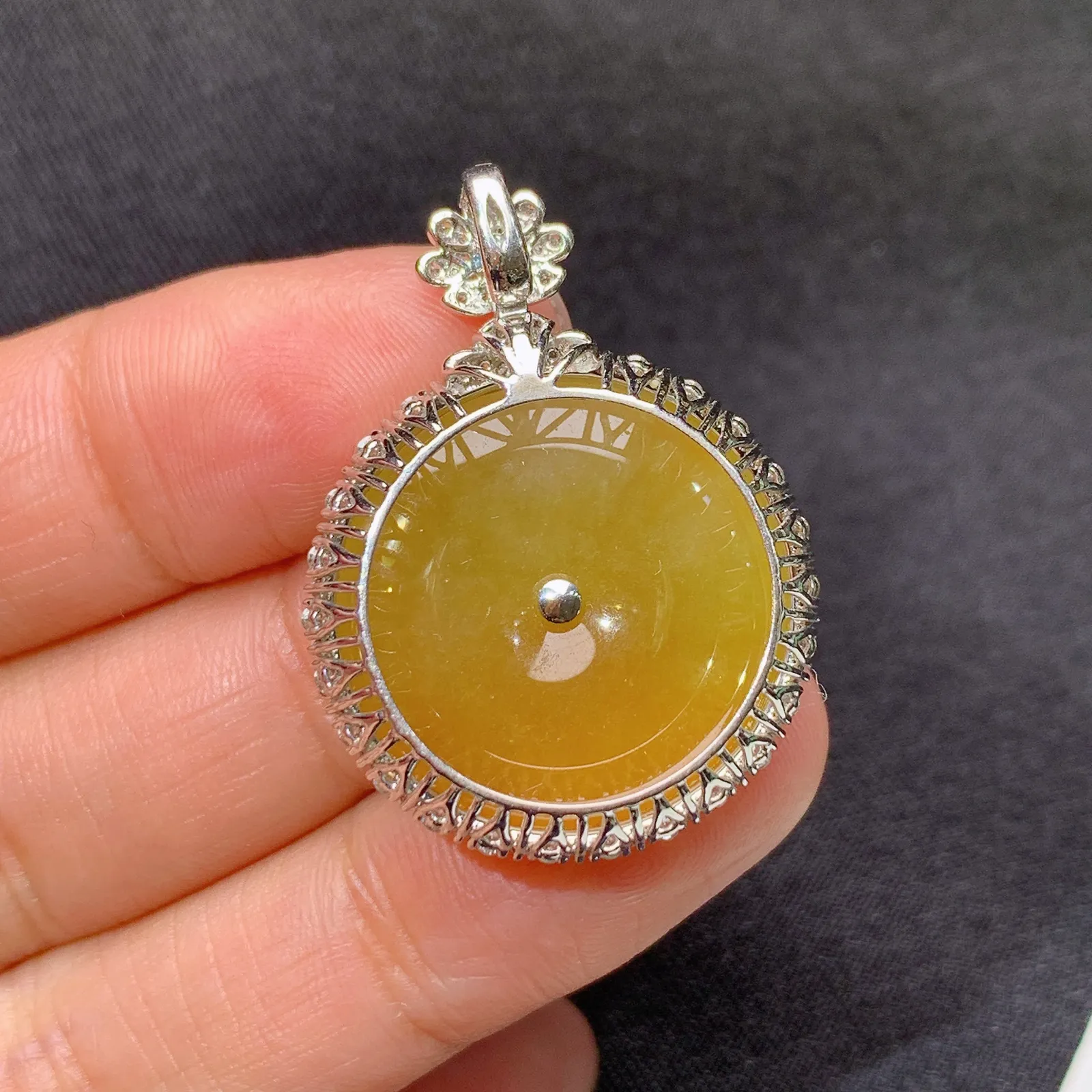 冰黄翡平安扣吊坠，18k金镶嵌，色泽鲜艳，水色超佳 尺寸32.1*23.7*8.8