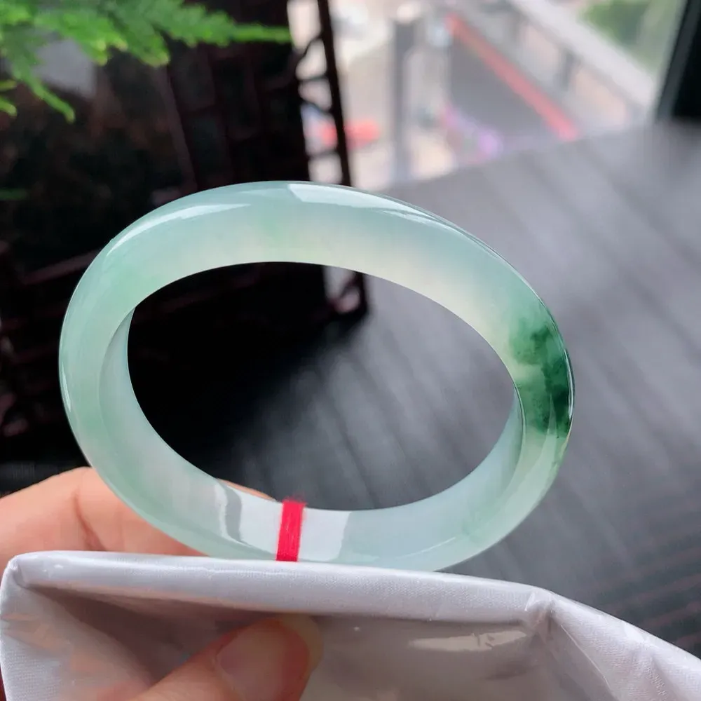 贵妃高冰飘花 无瑕 尺寸:56.1/49.1/11.9/7.4  花美 种水好