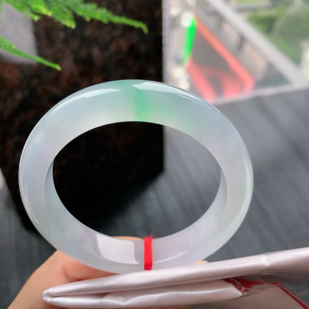 正圈冰玻阳绿 无瑕 尺寸:54.1/12/8.9 种色俱佳