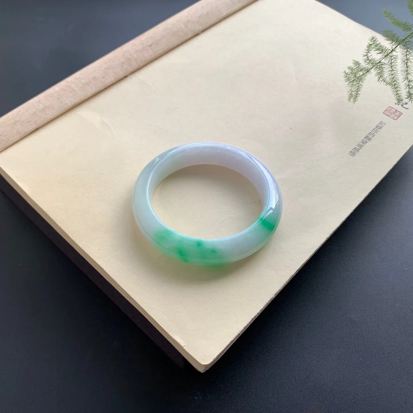 54.8圈口飘绿正圈手镯 尺寸：54.8-13-9.2，无纹裂，细腻光滑，色辣靓丽