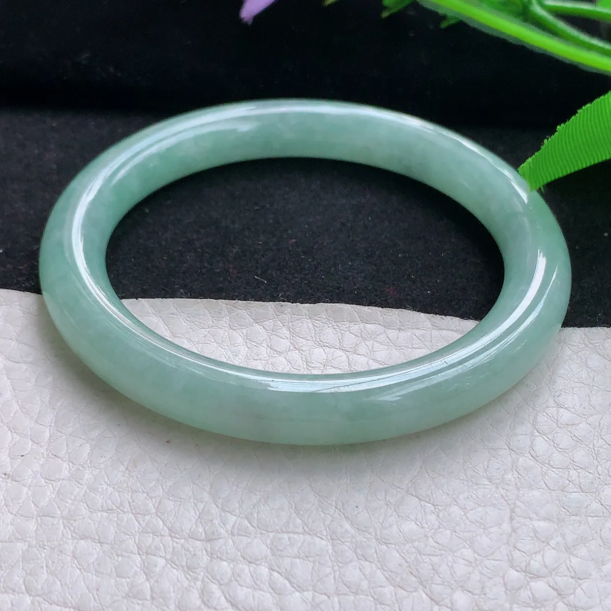 hy自然光57.5*8.7*8.9美人镯 天然缅甸翡翠浅绿水润圆条珠宝玉手镯