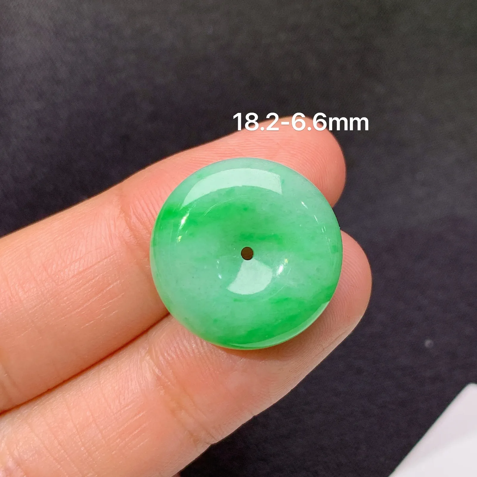 飘绿平安扣，冰润色阳，玉质细腻，种水足 尺寸18.2*6.6