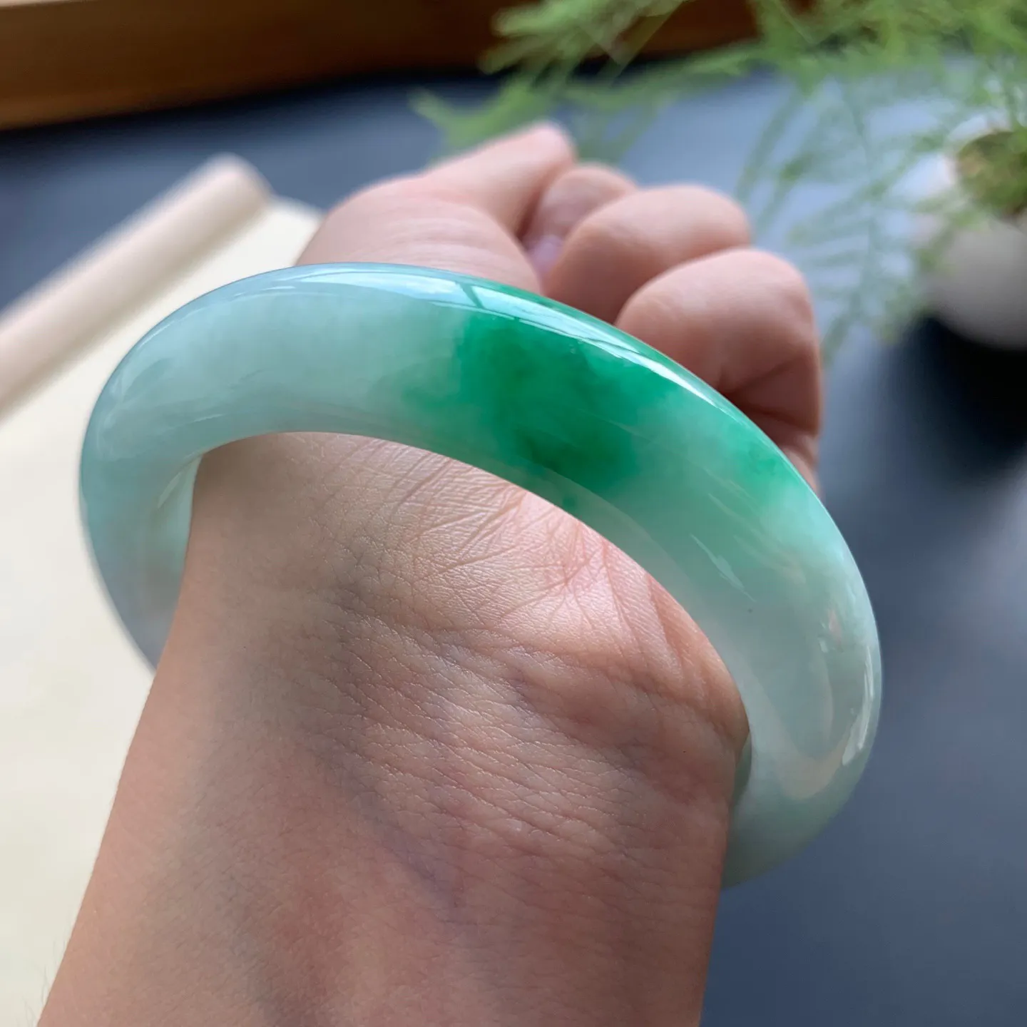 55圈口飘绿正圈手镯 尺寸：55-13.8-8.8，无纹裂，细腻光滑，版型厚装