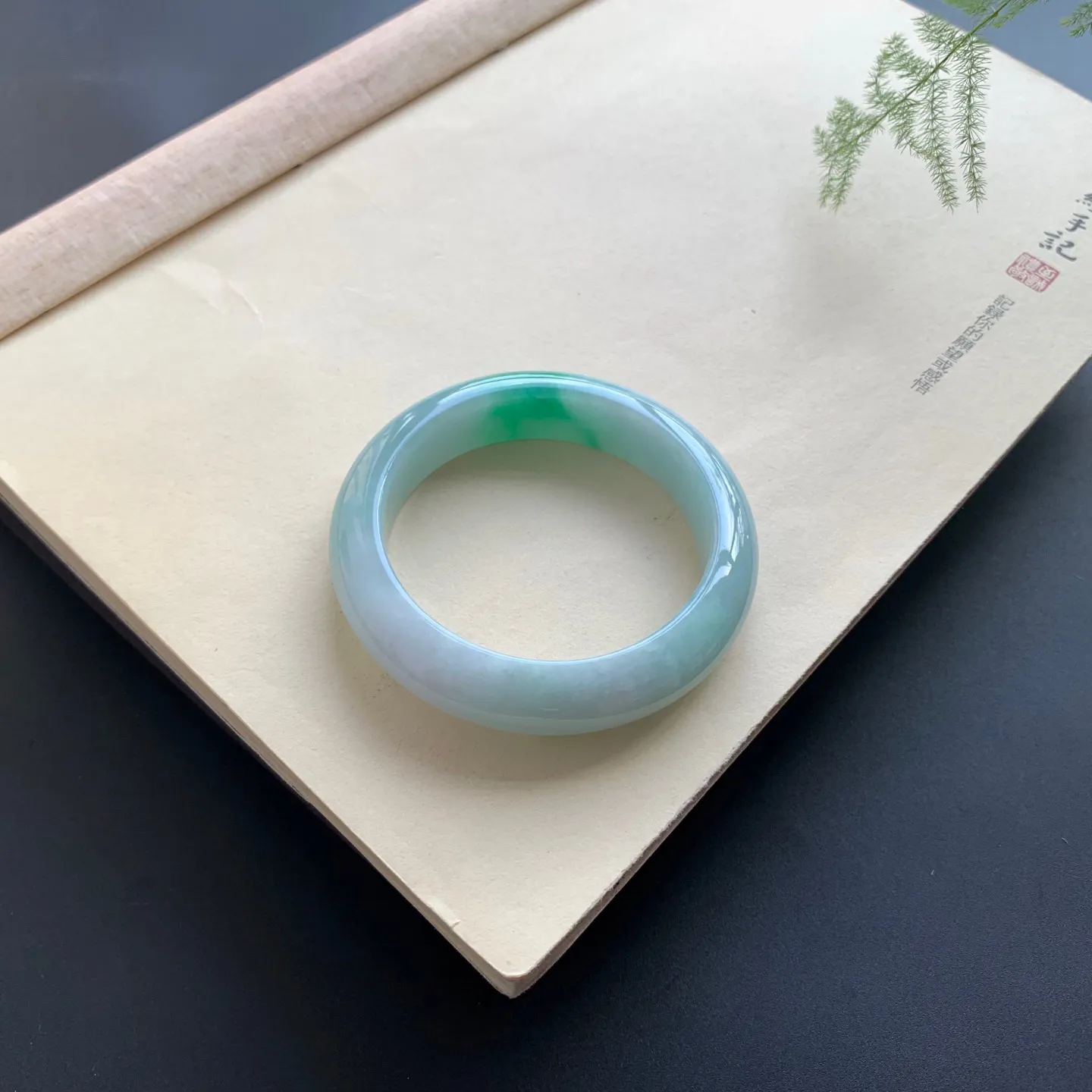 55圈口飘绿正圈手镯 尺寸：55-13.8-8.8，无纹裂，细腻光滑，版型厚装