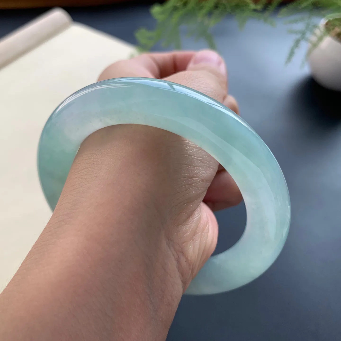 57.3圈口冰晴底圆条手镯 尺寸：57.3-11-11.5，无纹裂，水润细腻，胶感十足