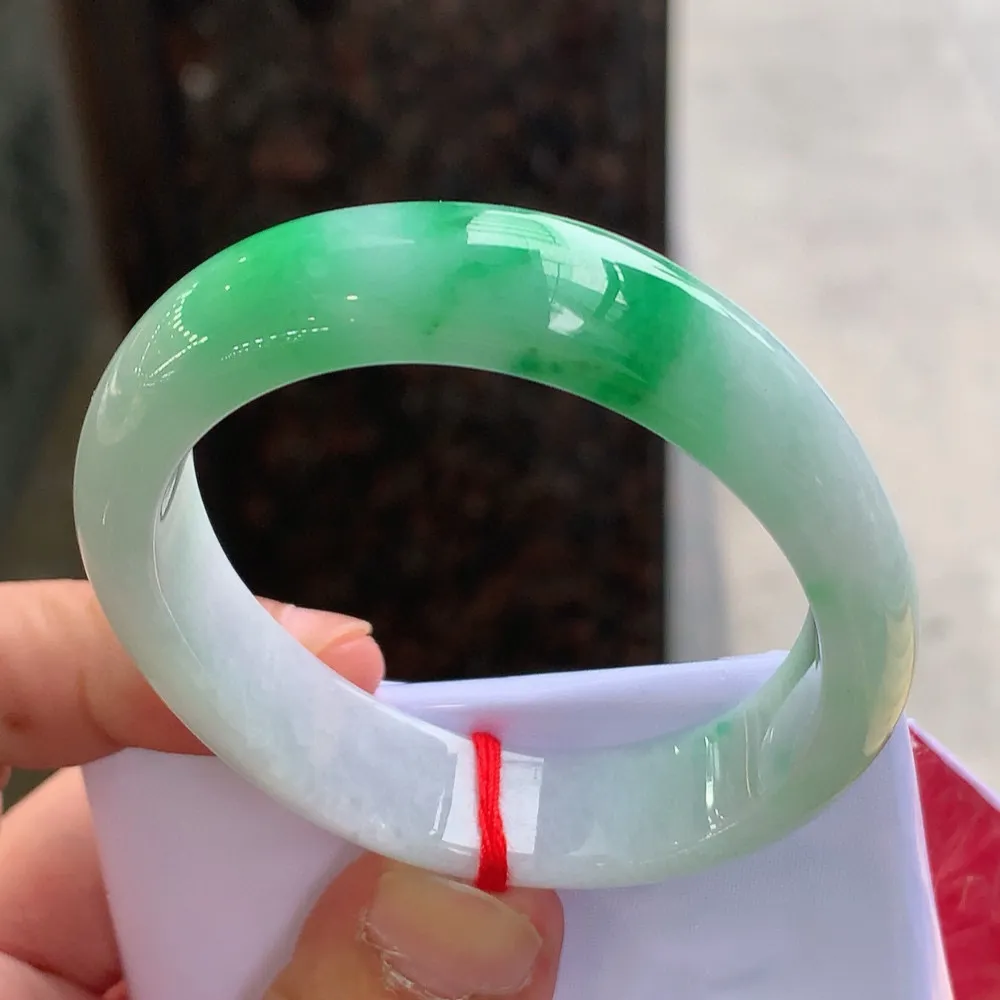 贵妃冰糯阳绿 无瑕 尺寸:54.1/45/13.4/7.4 色好