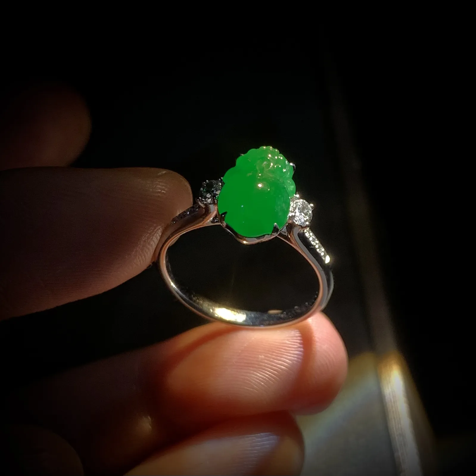 辣绿金蟾戒指，招财进宝，
裸石约10.6-7.2-4.2mm，13#，
18K金，南非钻，