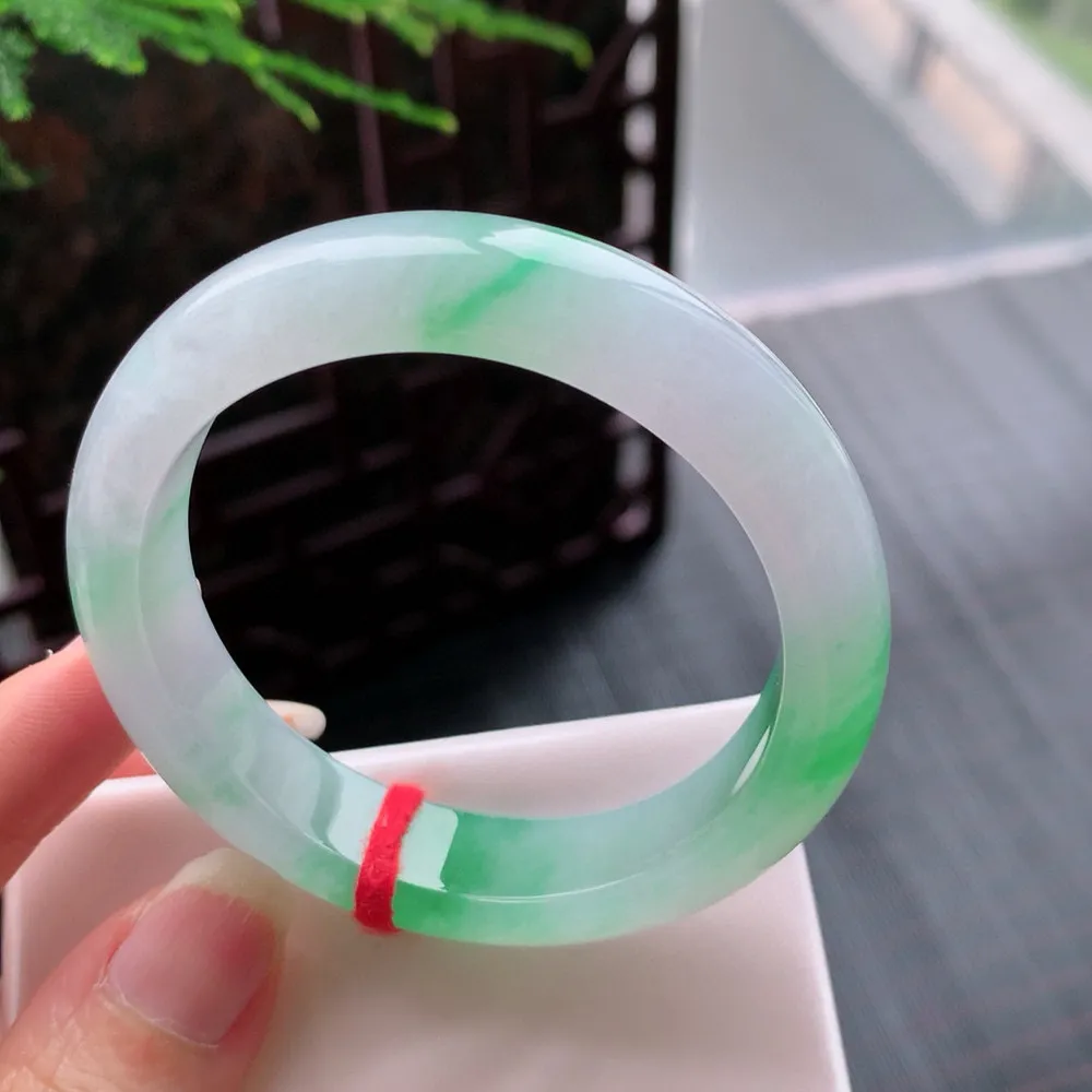 正圈高冰阳绿 无瑕 尺寸:51.1/12.4/8.2 种色俱佳