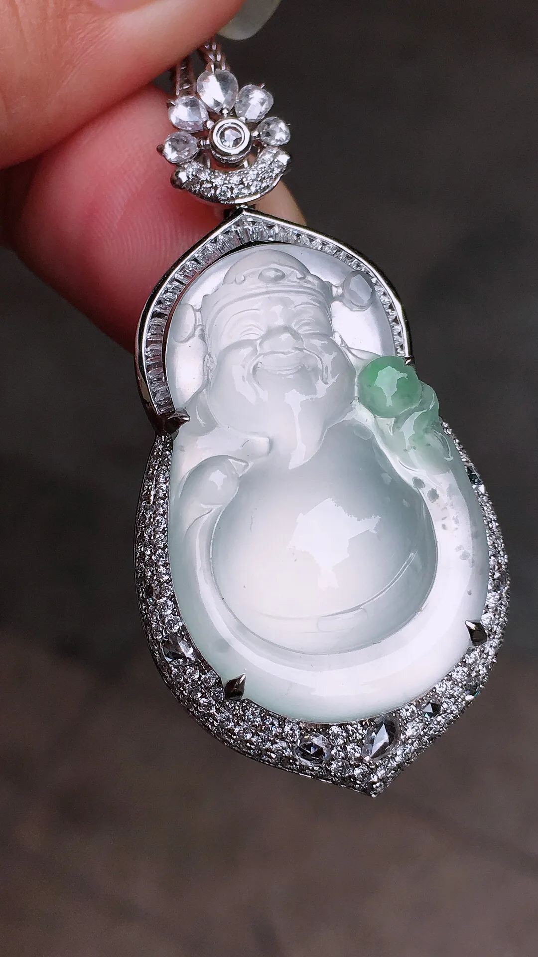 冰种【财神爷】吊坠，玉质细腻，荧光感超
强，饱满圆润，尽显优雅气质，18k
金豪华镶嵌