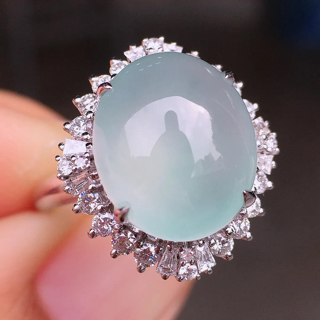 冰种蛋面戒指，玉质细腻，荧光感超
强，饱满圆润，尽显优雅气质，18k
金豪华镶嵌