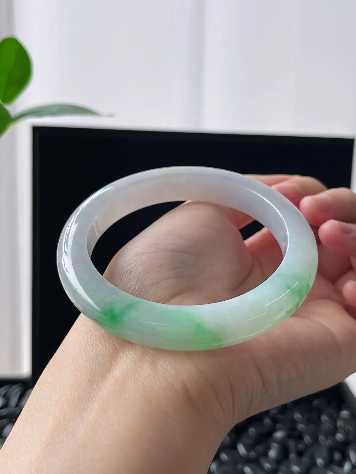 正圈58.3圈口，翡翠冰糯种飘绿手镯