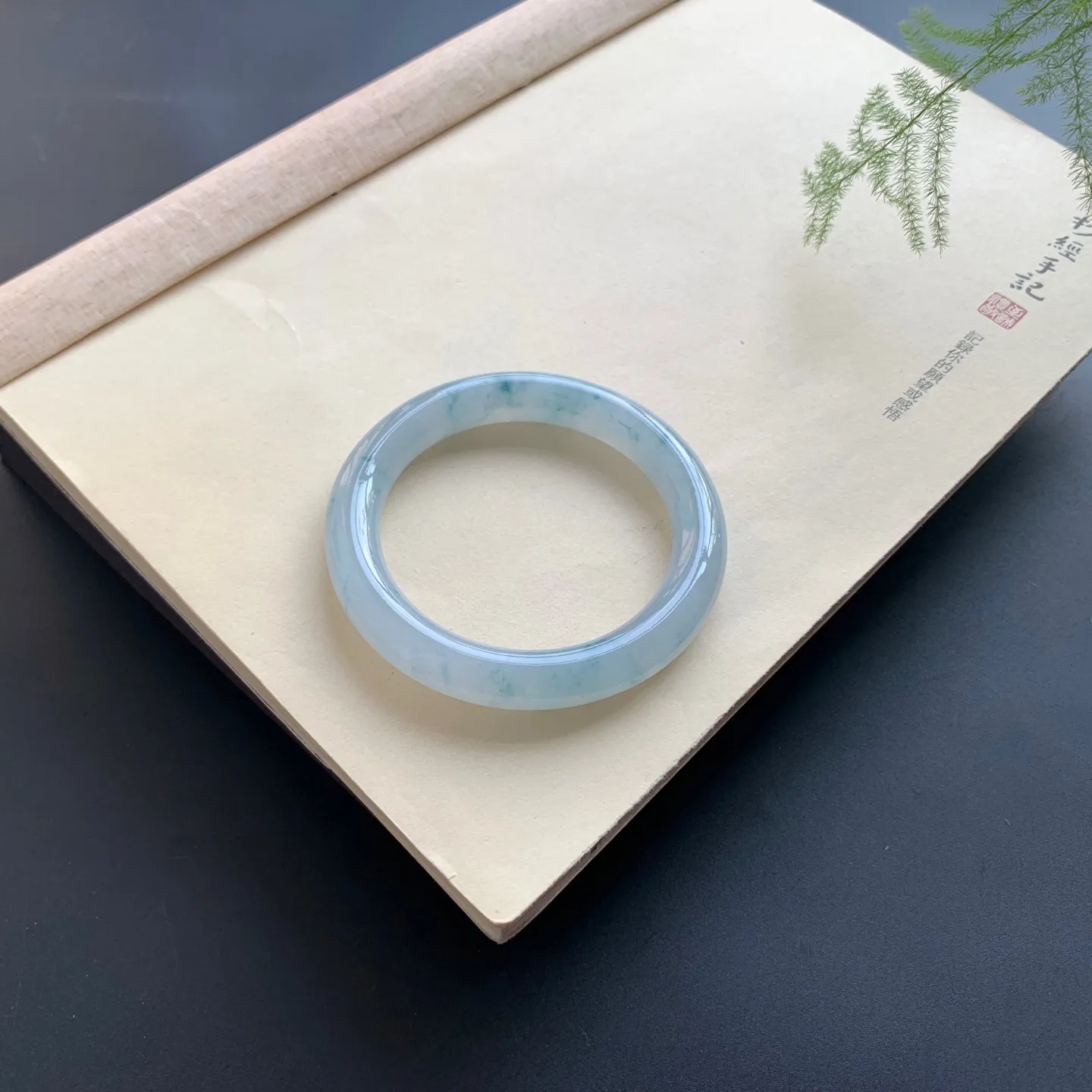 57.8圈口冰飘花圆条手镯 尺寸：57.8-11-10.6，无纹裂，水润饱满，花色灵动