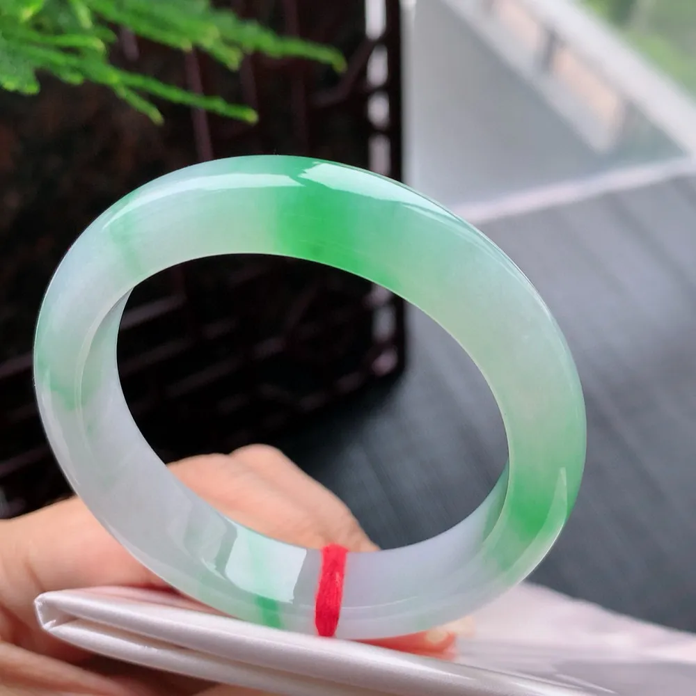 正圈高冰阳绿 无瑕 尺寸:51.1/12.4/8.2 种色俱佳