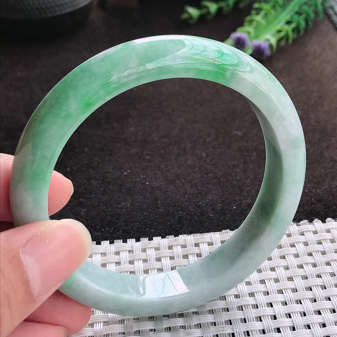 自然光59.5/12.2/8.3老坑精美温润飘绿手镯宽边翡翠玉镯手环