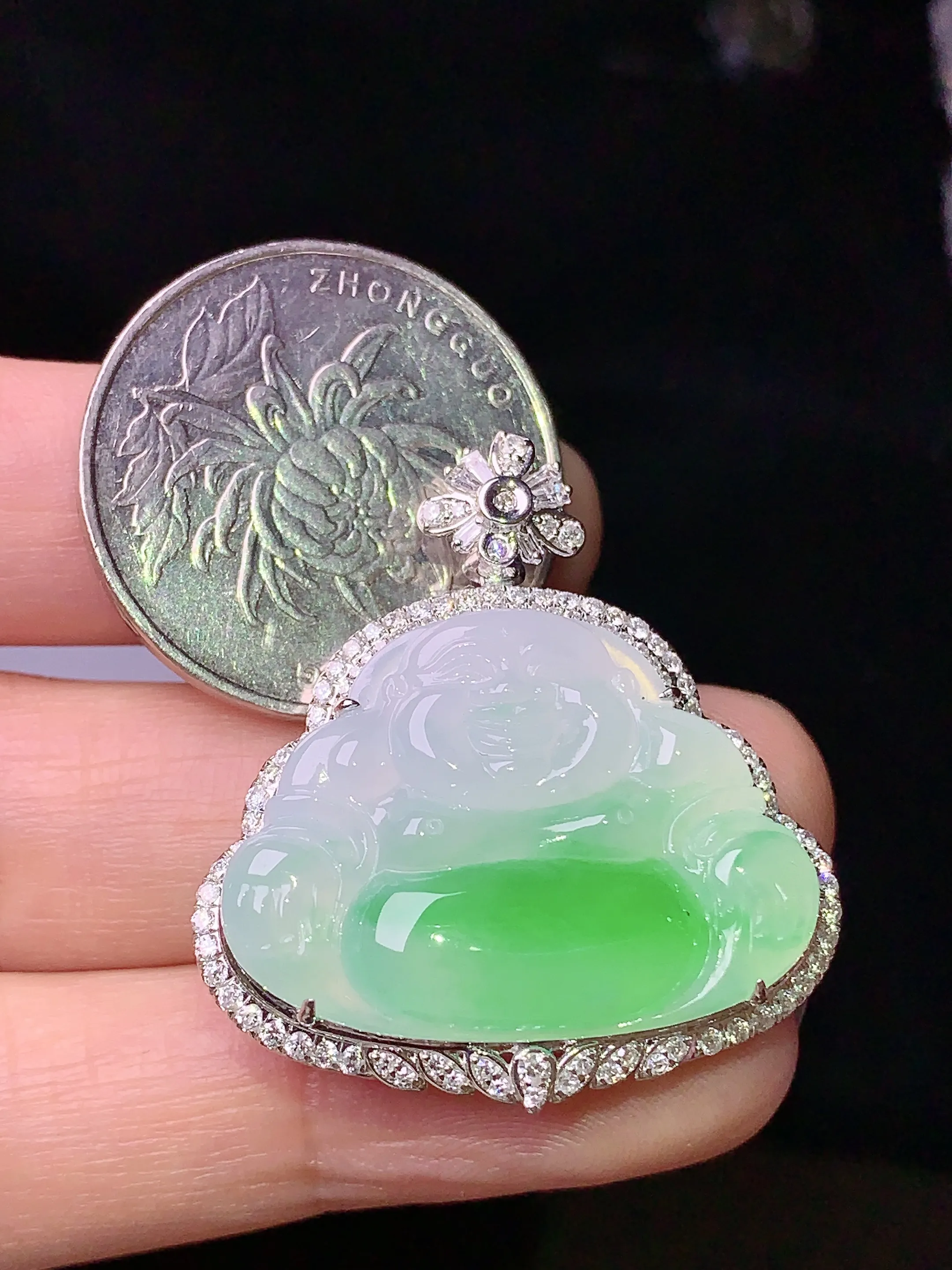 18k金钻镶嵌飘绿佛公吊坠 玉质细腻 水润亮眼 色泽艳丽 整体尺寸33.5*30.5*8.2