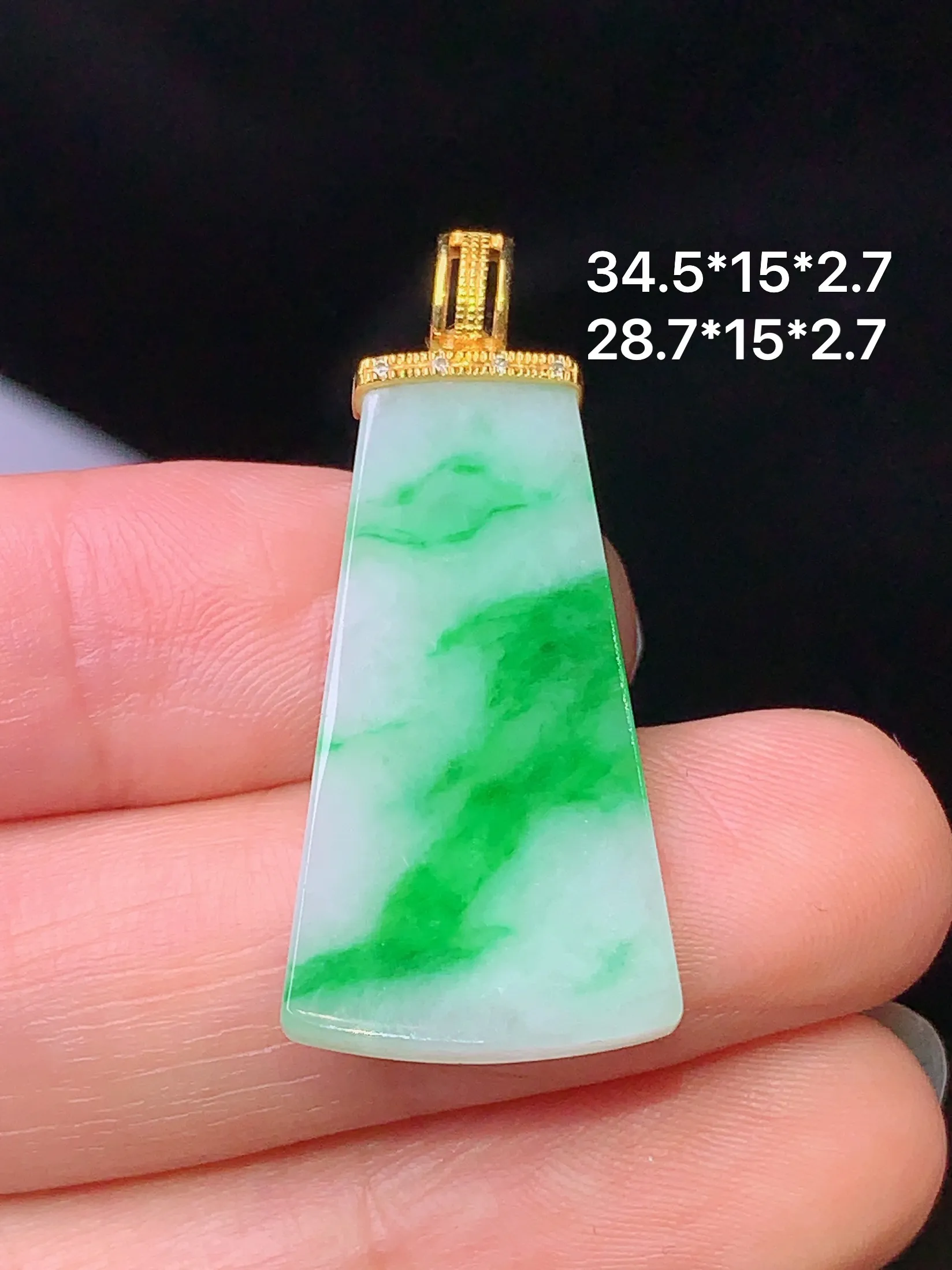 18k金钻镶嵌飘绿无事牌吊坠 玉质细腻 水润亮眼 色泽艳丽 整体尺寸34.5*15*2.7