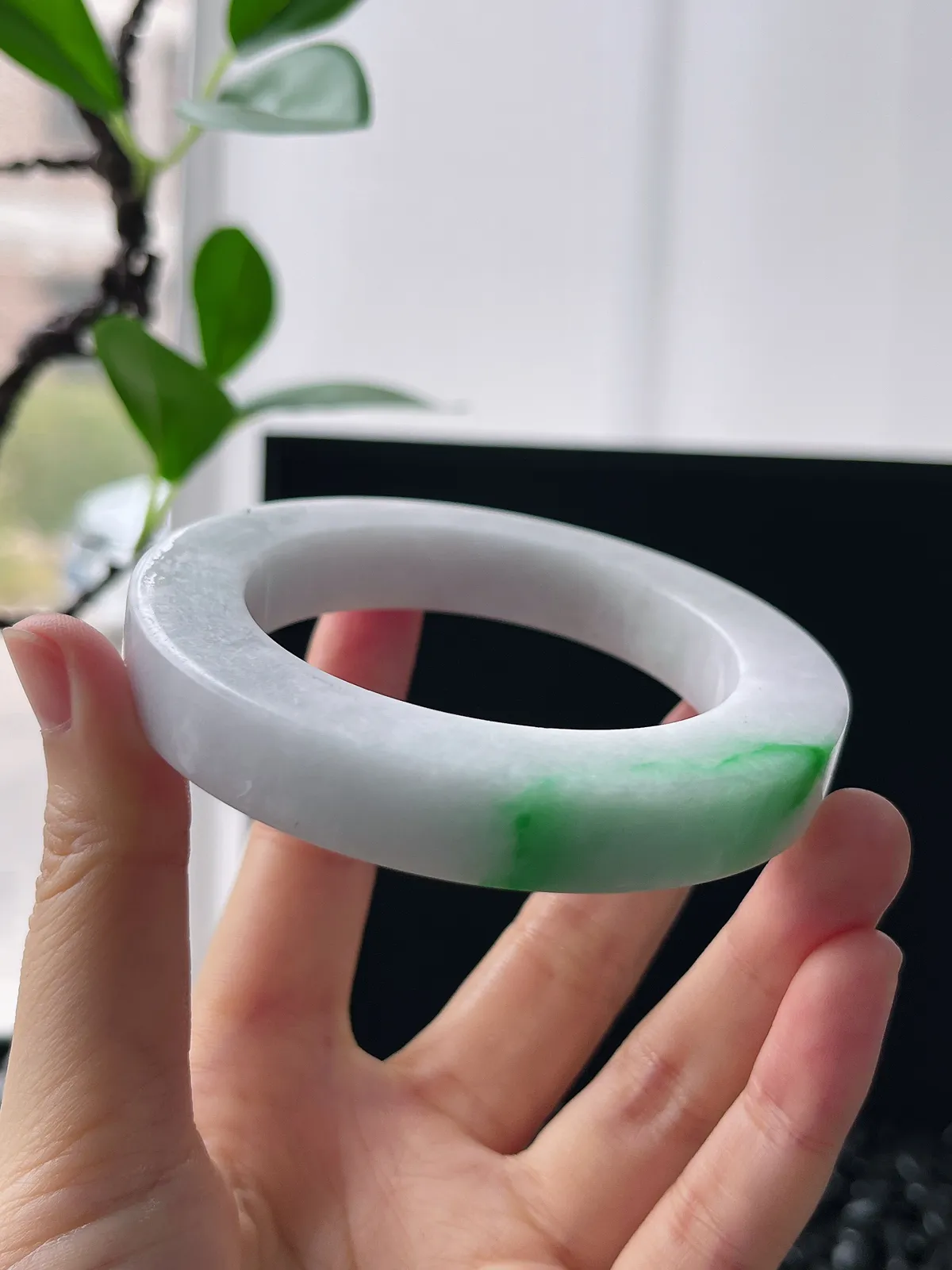 翡翠白底青镯饼，⭕️正圈最大做62，圆条最大做58；最小做54.3