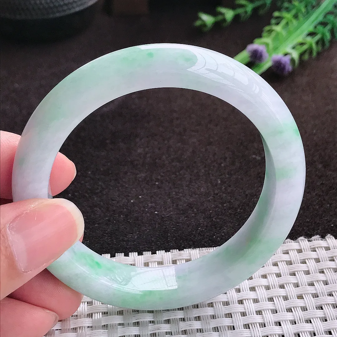 自然光55.5/12.5/9老坑精美冰润飘绿手镯宽边翡翠玉镯手环