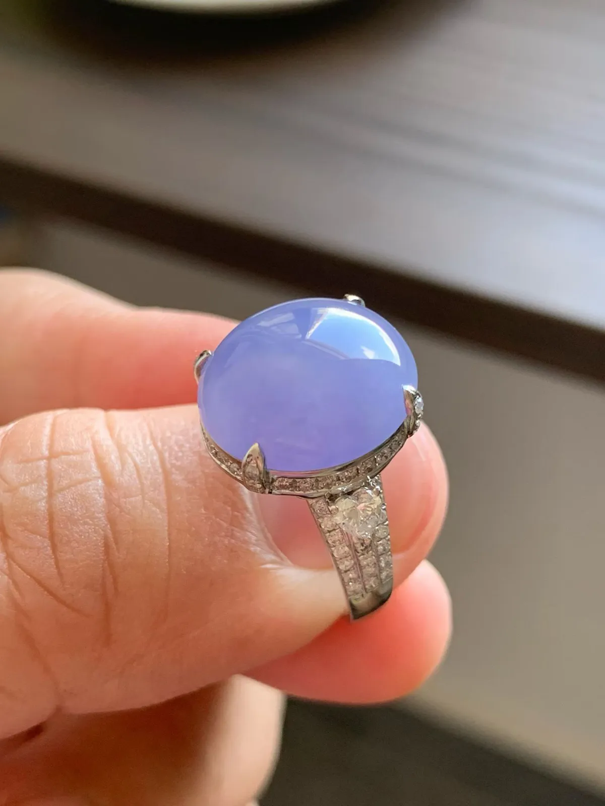 美艳紫罗兰戒指
裸石14.5*13.5*7.5 戒圈13.5
18k金钻石镶嵌