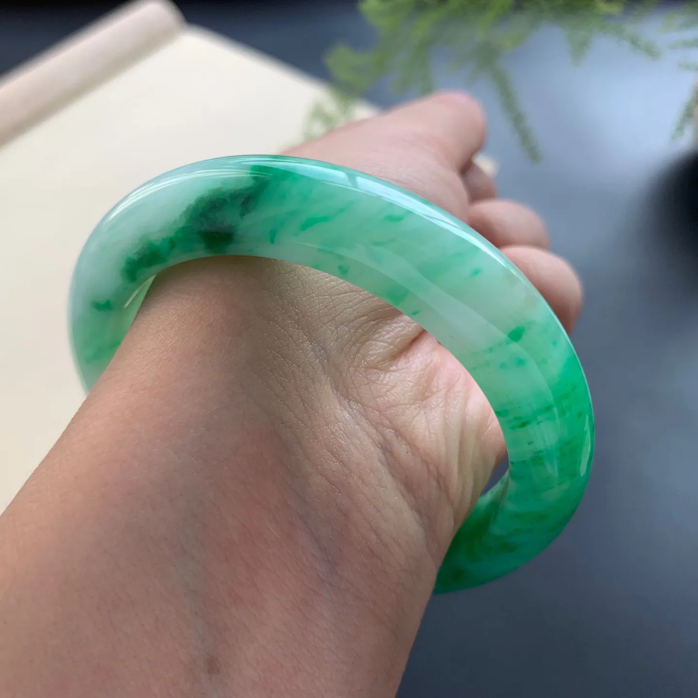 53.3圈口辣绿正圈手镯 尺寸：53.3–1-8.8，无纹裂，细腻光滑，色辣靓丽