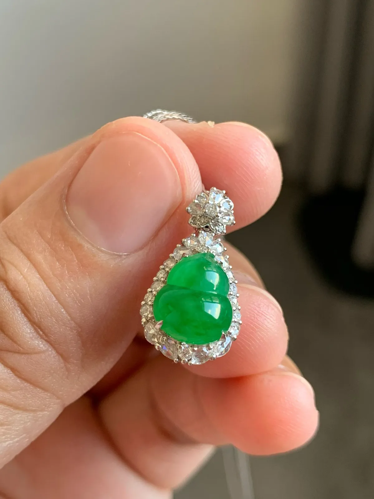 满色小葫芦吊坠
裸石10*8.5*5 整体尺寸20.5*11*9.5
18k金钻石镶嵌