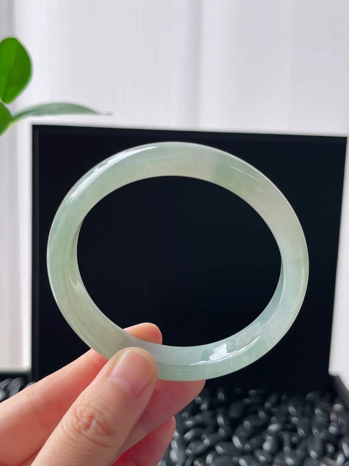 正圈57.8圈口，翡翠冰糯种浅绿色手镯