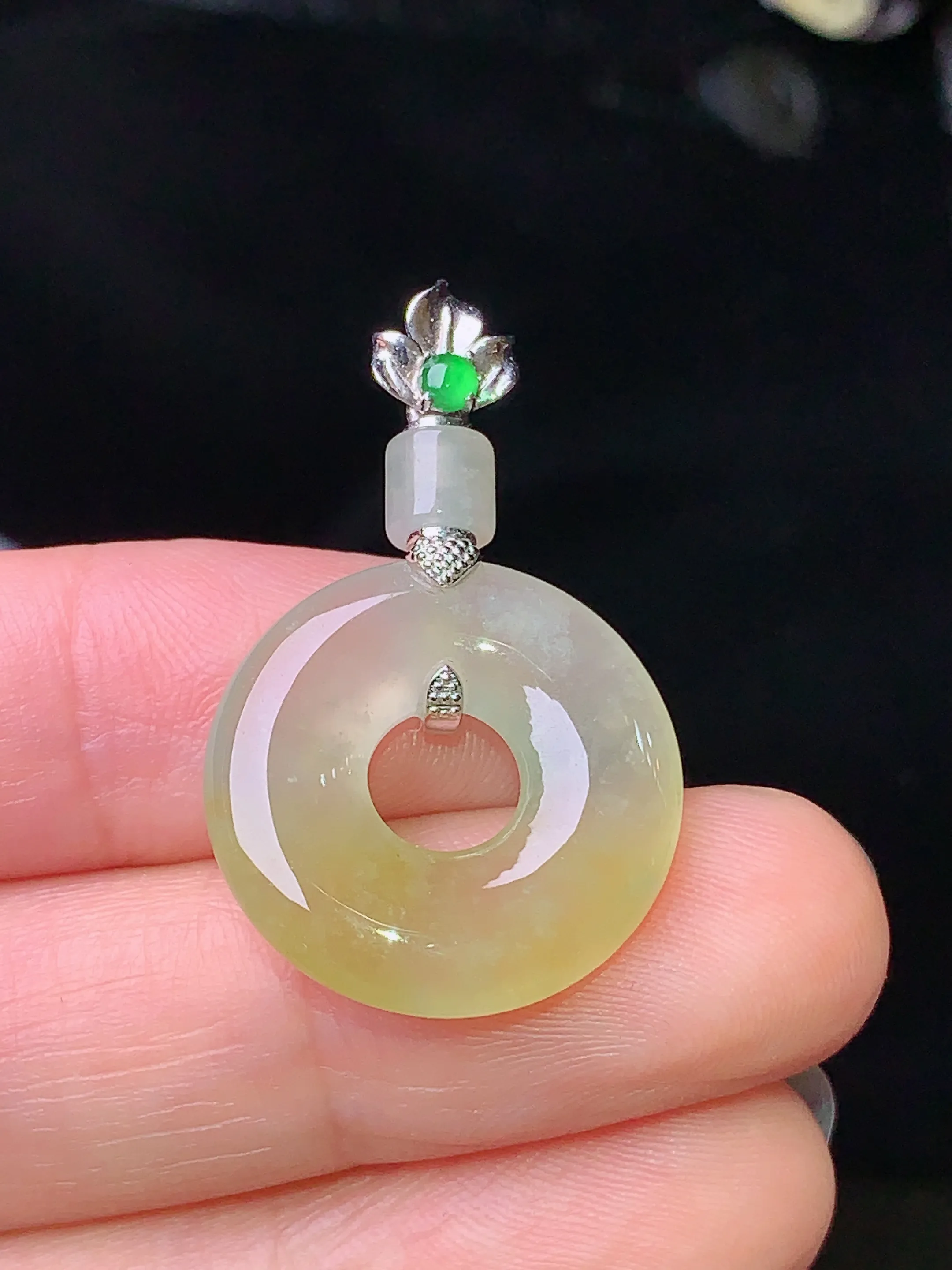 18k金钻镶嵌飘黄翡平安环吊坠 玉质细腻 水润亮眼 色泽艳丽 整体尺寸31.8*19.5*4