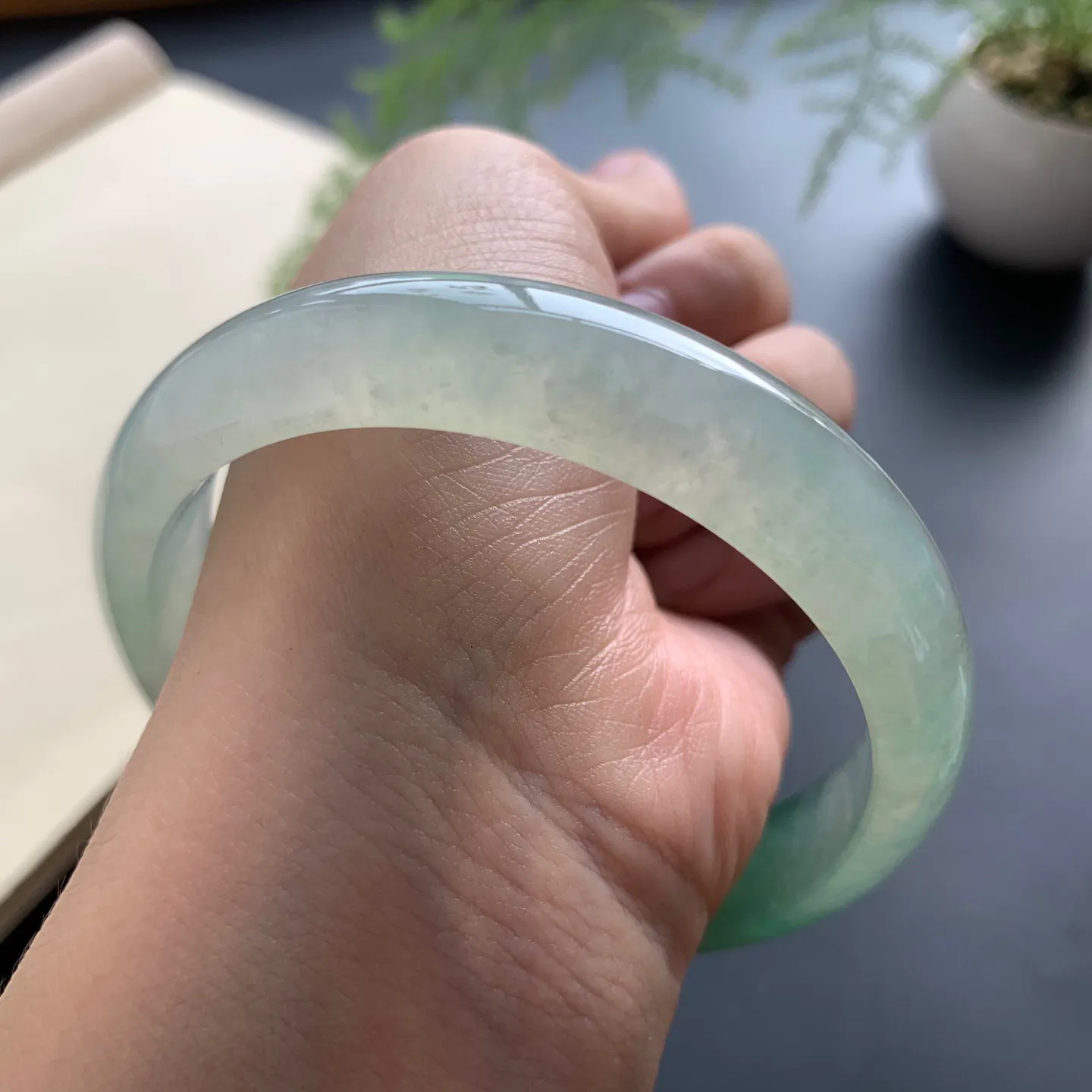 60圈口冰种飘绿正圈手镯 尺寸：60.3-13-7.3，无纹裂，水润透亮，胶感十足