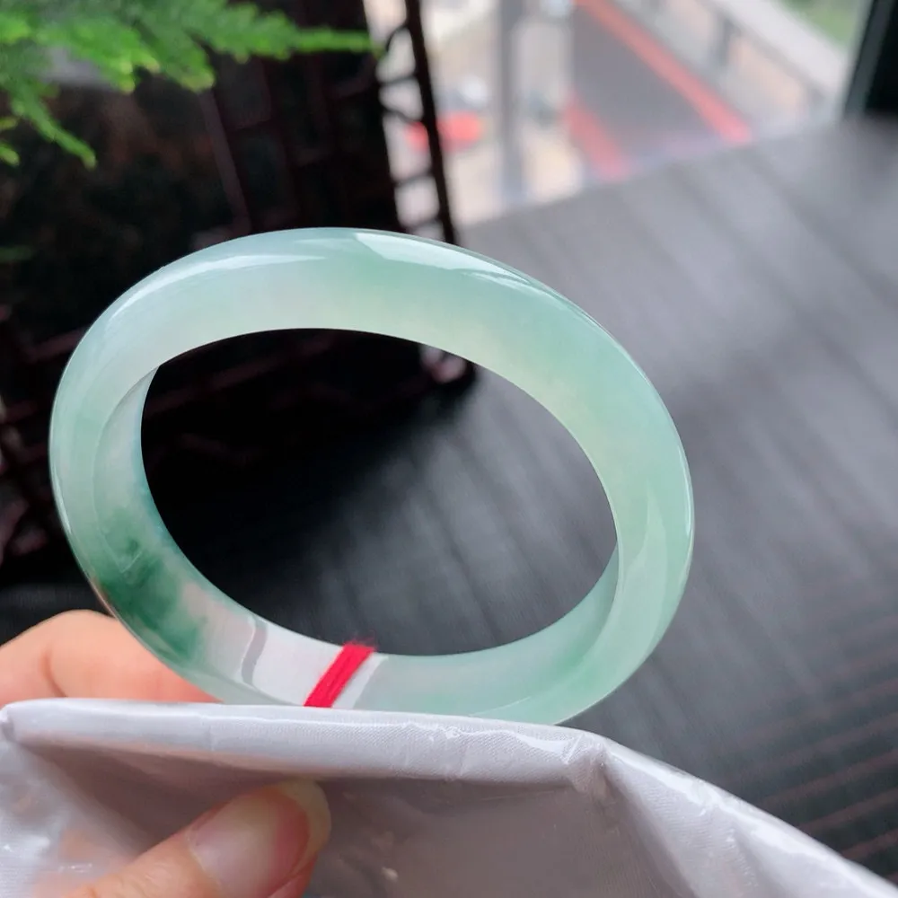 贵妃高冰飘花 无瑕 尺寸:56.1/49.1/11.9/7.4  花美 种水好