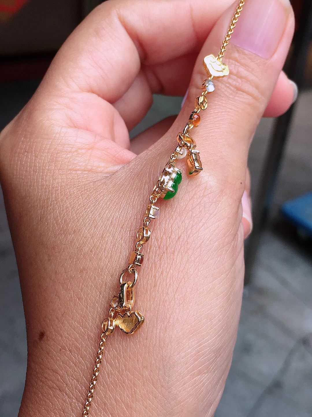 阳绿葫芦手链，色泽均匀艳丽，玉质细腻，荧光感超
强，饱满圆润，尽显优雅气质，18k
金豪华镶嵌