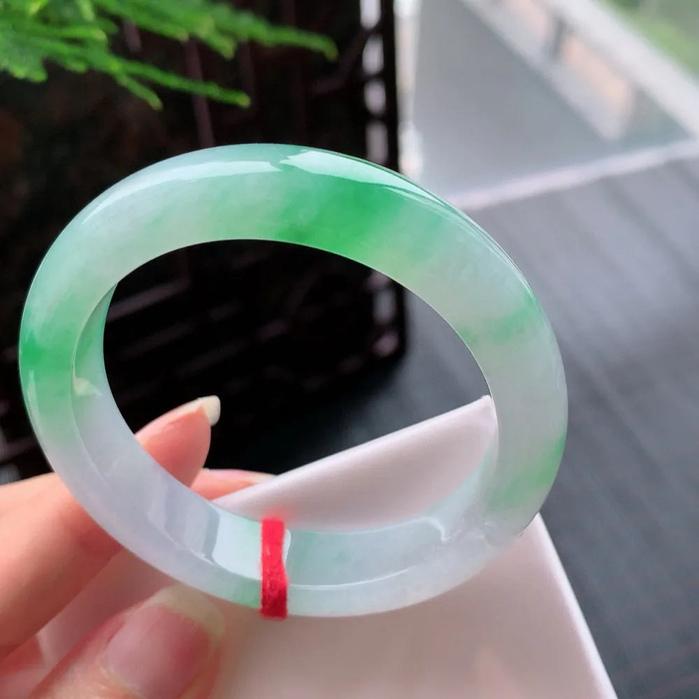 正圈高冰阳绿 无瑕 尺寸:51.1/12.4/8.2 种色俱佳