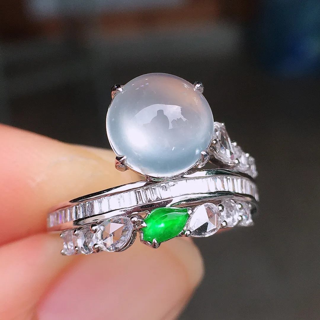 玻璃种蛋面戒指，玉质细腻，荧光感超
强，饱满圆润，尽显优雅气质，18k
金豪华镶嵌