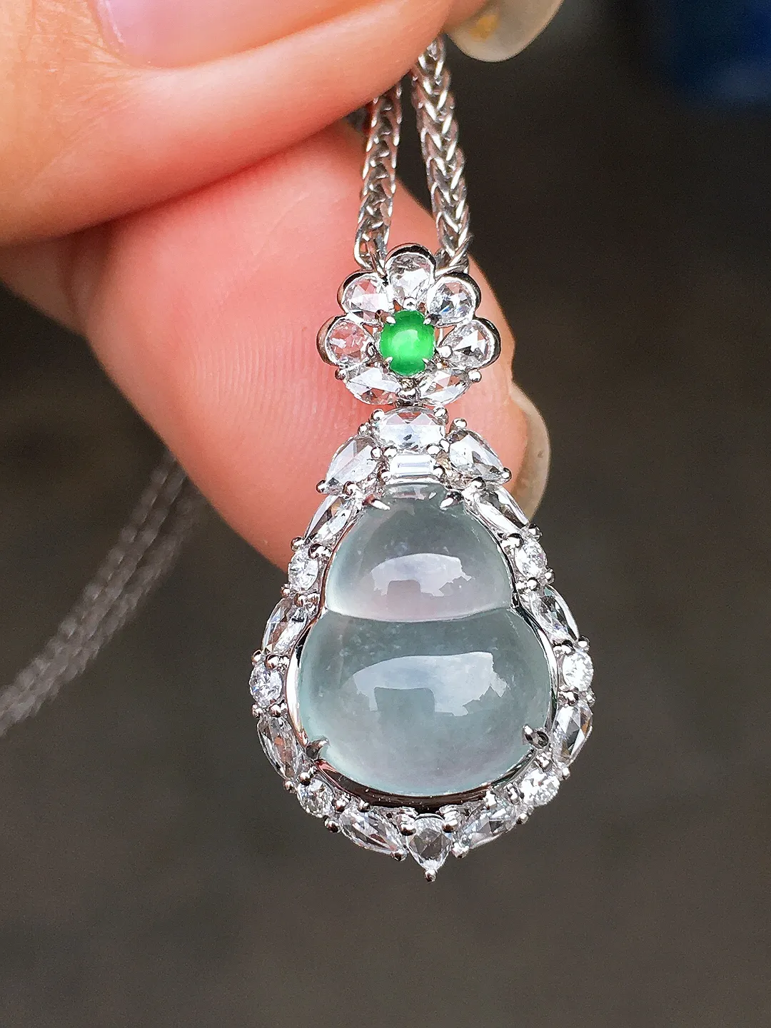 玻璃种葫芦吊坠，玉质细腻，荧光感超
强，饱满圆润，尽显优雅气质，18k
金豪华镶嵌