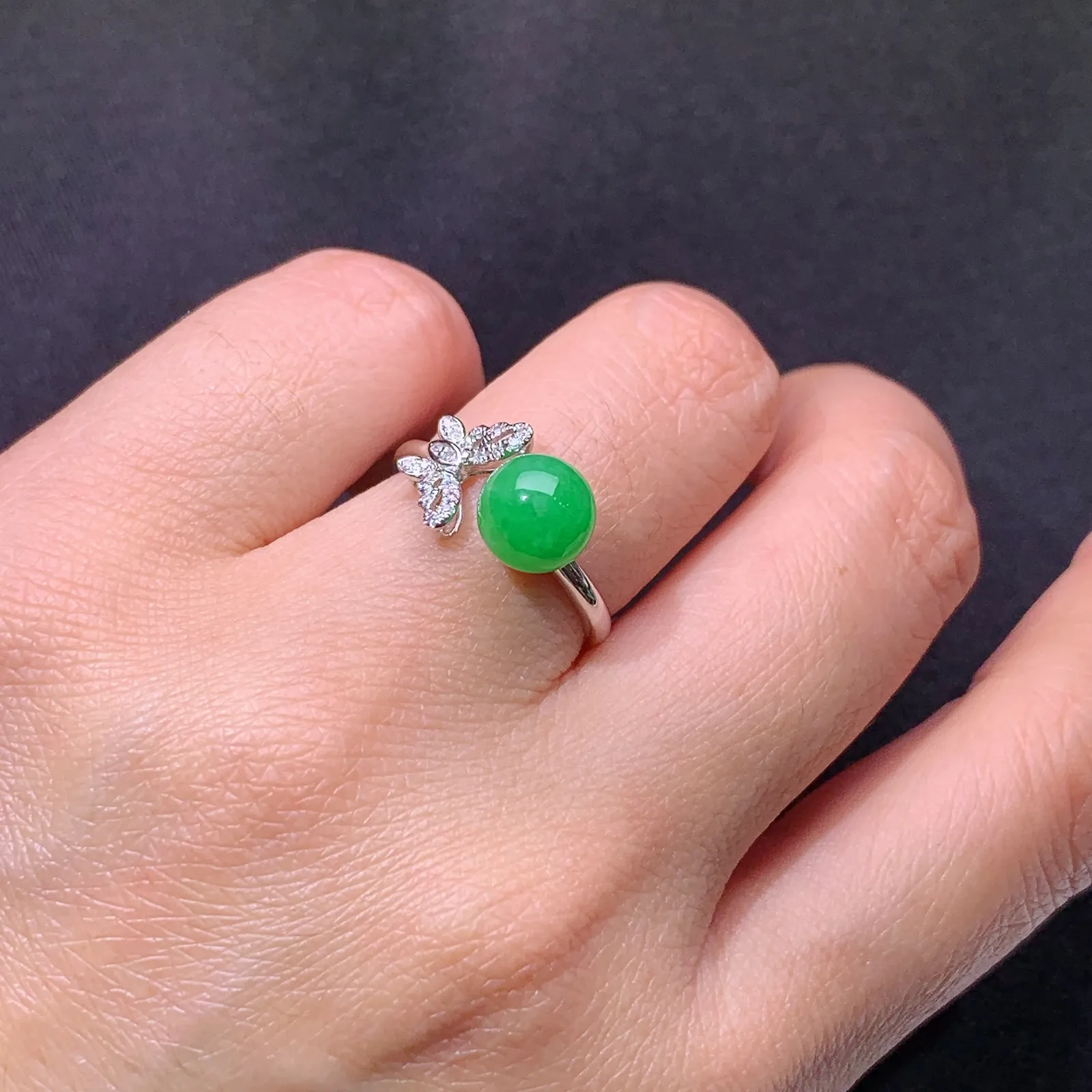 阳绿圆珠戒指，18k金镶嵌，简约时尚，冰润色阳，种水足，圈口14 直径7.6