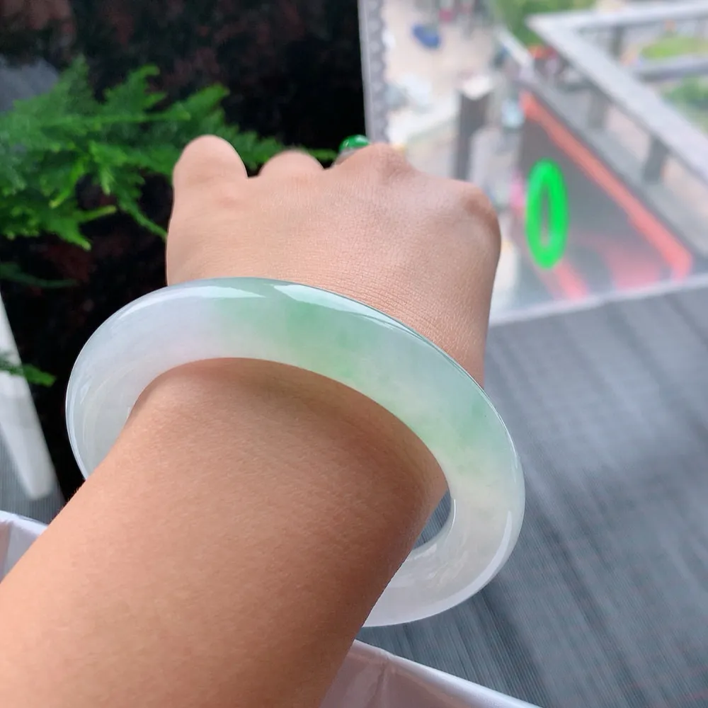 圆条高冰阳绿 无瑕 尺寸:58.7/12.7 种色俱佳