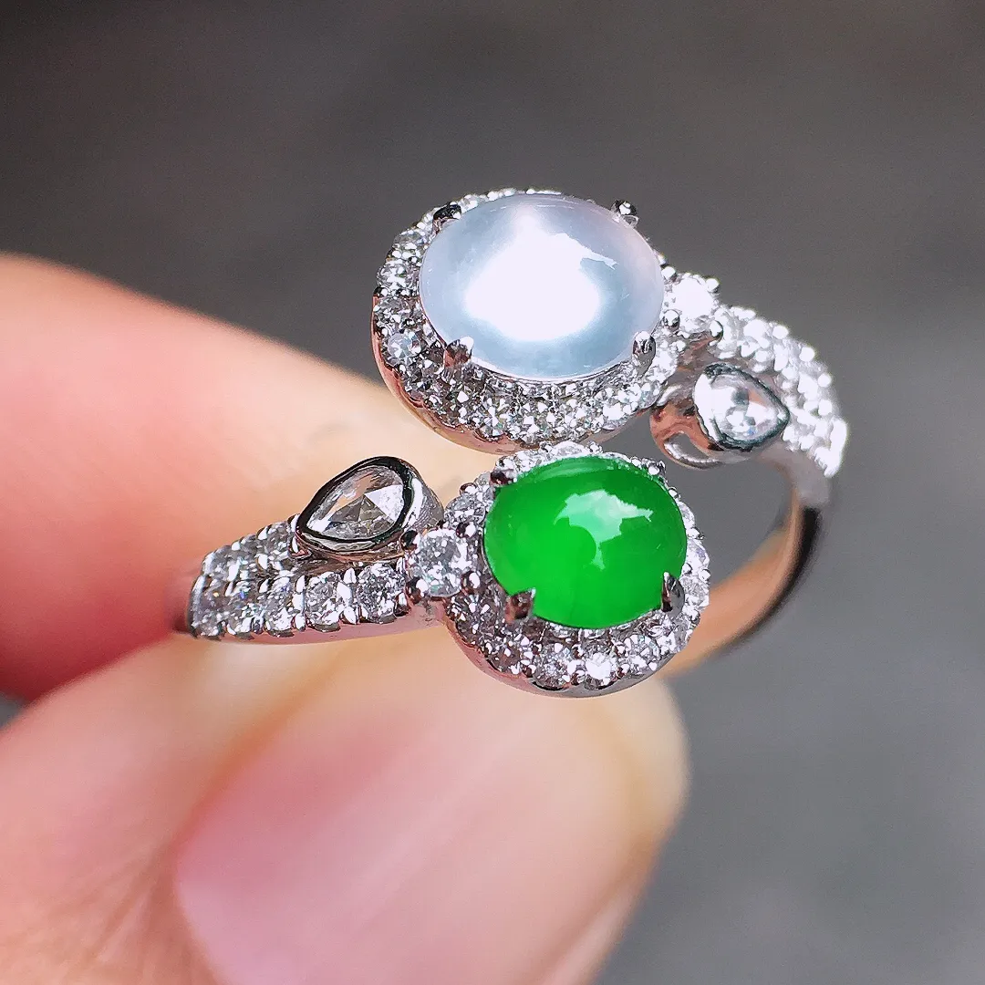 （冰+绿）二合一戒指，色泽均匀艳丽，玉质细腻，荧光感超
强，饱满圆润，尽显优雅气质，18k
金豪华镶