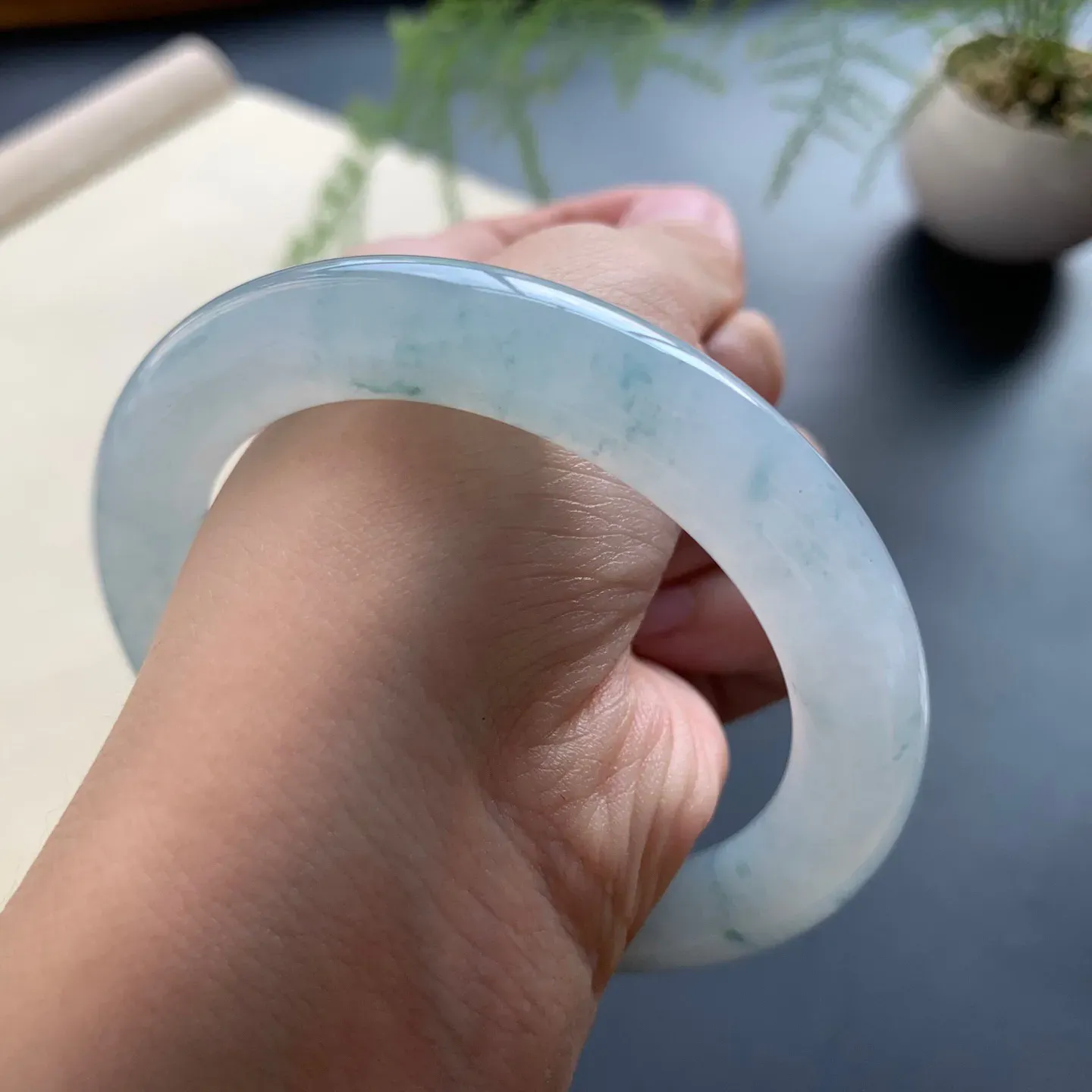 57.8圈口冰飘花圆条手镯 尺寸：57.8-11-10.6，无纹裂，水润饱满，花色灵动