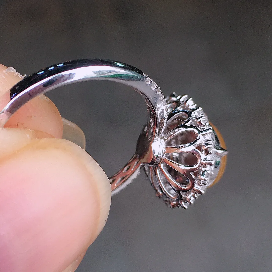 黄翡蛋面戒指，色泽均匀艳丽，玉质细腻，荧光感超
强，饱满圆润，尽显优雅气质，18k
金豪华镶嵌